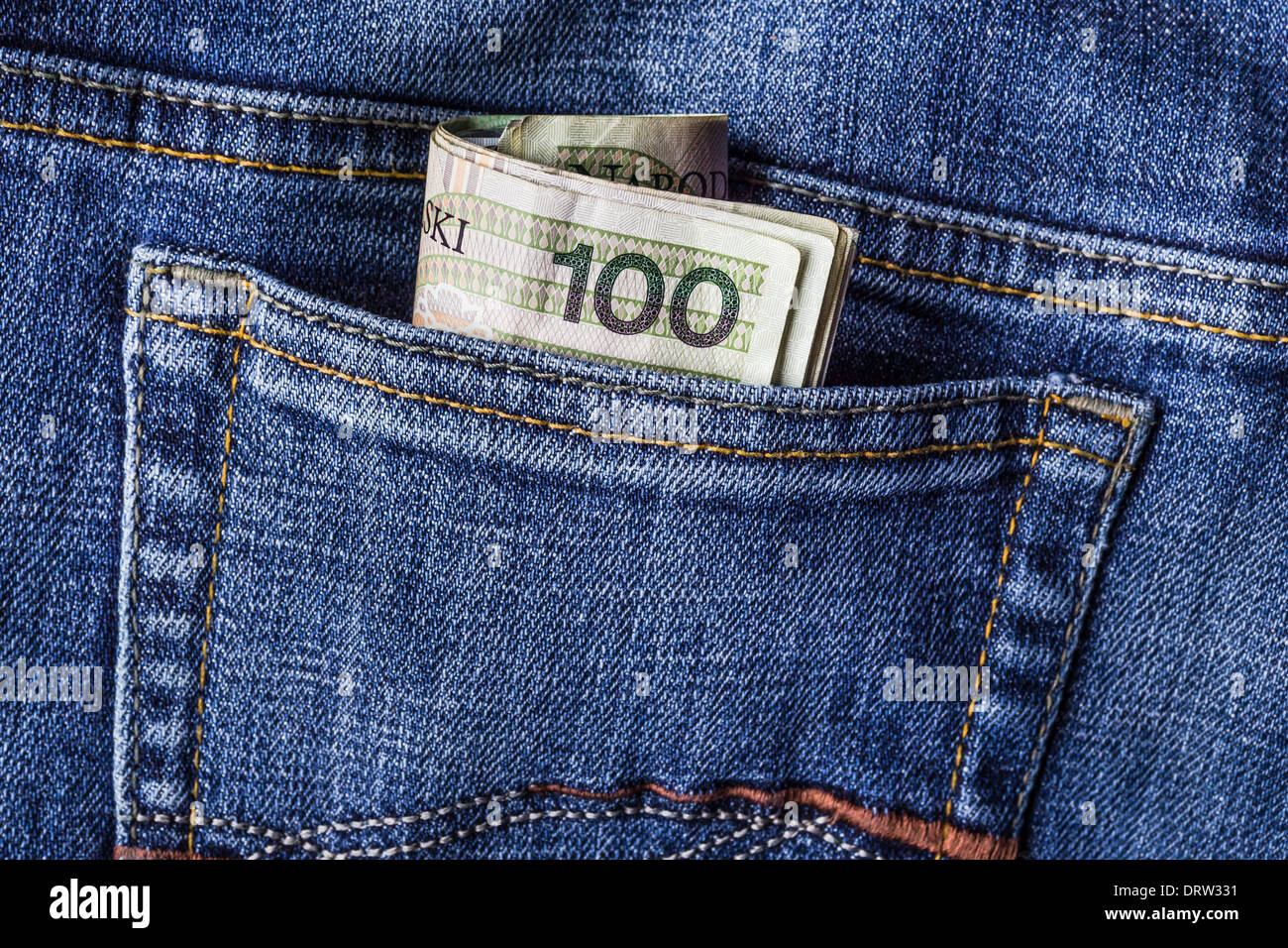 Diverse banconote polacco nella tasca dei jeans Foto Stock