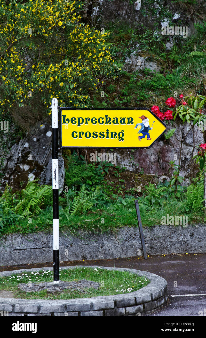 Attraversamento Leprechaun segno sull'anello di Kerry, la Contea di Kerry, Irlanda Foto Stock