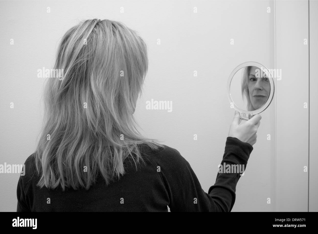 Riflesso in uno specchio Foto Stock
