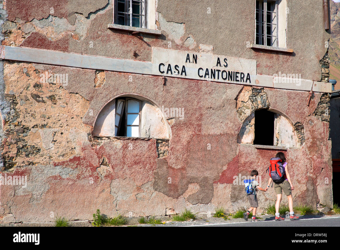 Donna e bambino a piedi fino alla Stelvio passo dello Stelvio, dello Stelvio, nel Nord Italia Foto Stock