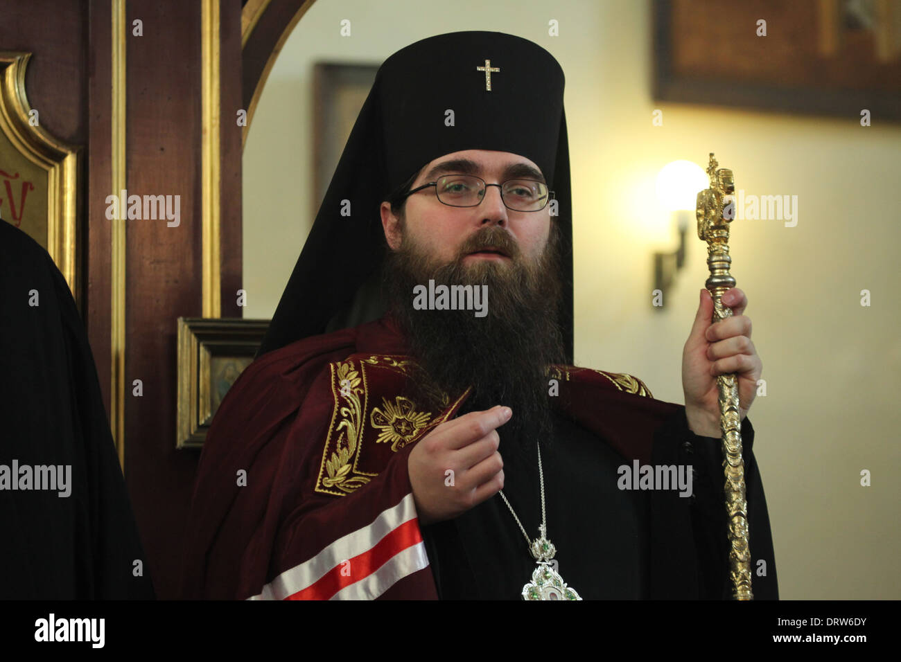 Metropolitan Rastislav della Repubblica Ceca e della Slovacchia assiste alla cerimonia della sua intronizzazione come nuovo Arcivescovo di Praga. Foto Stock