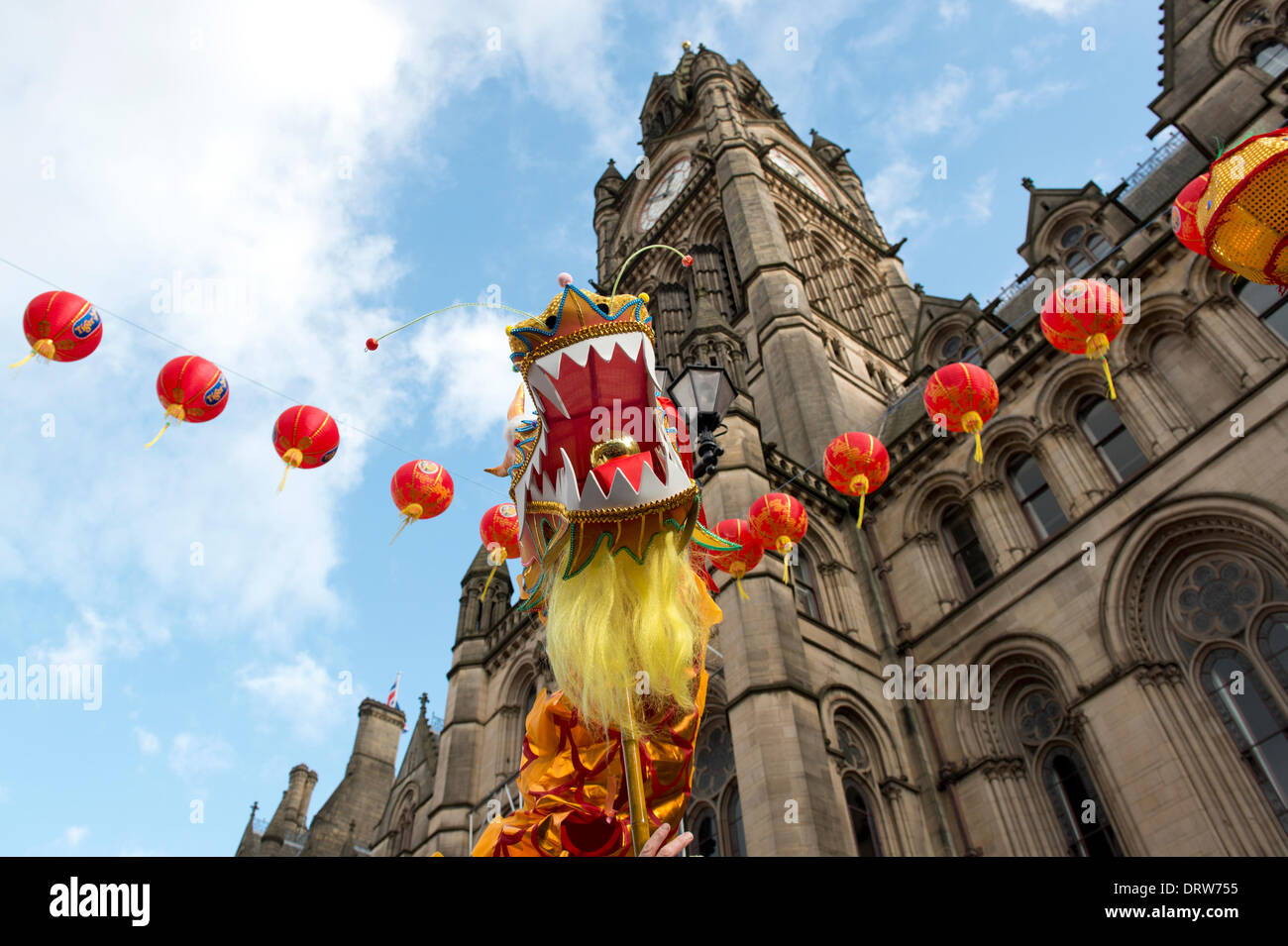 Manchester, Regno Unito. 2° febbraio 2014. Migliaia di persone immettere il centro città di Manchester per celebrare il Capodanno cinese 2014 (l'anno del cavallo), che ha avuto inizio con una parata in piazza Albert guidato da un 175ft lungo dragon azionato dal Maestro Chu Lion Dancing Club Credito: Russell Hart/Alamy Live News. Foto Stock