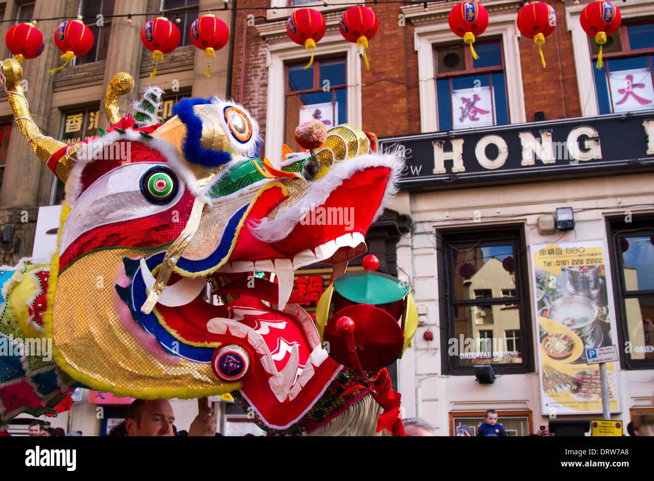 Costume cinese zodiaco animali. Tradizionale festival di danza del drago di Capodanno dorato a Chinatown, Manchester, Regno Unito. 2nd Febbraio, 2104. Ballo del leone dell'High pole al Capodanno cinese ad Albert Square, Manchester, il più grande festeggiamenti del nuovo anno cinese del Nord. La Chinatown di Manchester è una delle più grandi d'Europa nascosta in una stretta griglia di strade dietro i Piccadilly Gardens. Con un drago di carta di 175 piedi, una danza del leone, dimostrazioni di arti marziali, la Dragon Parade, dal Municipio a Chinatown, è uno dei momenti salienti del calendario annuale degli eventi di Manchester. Foto Stock