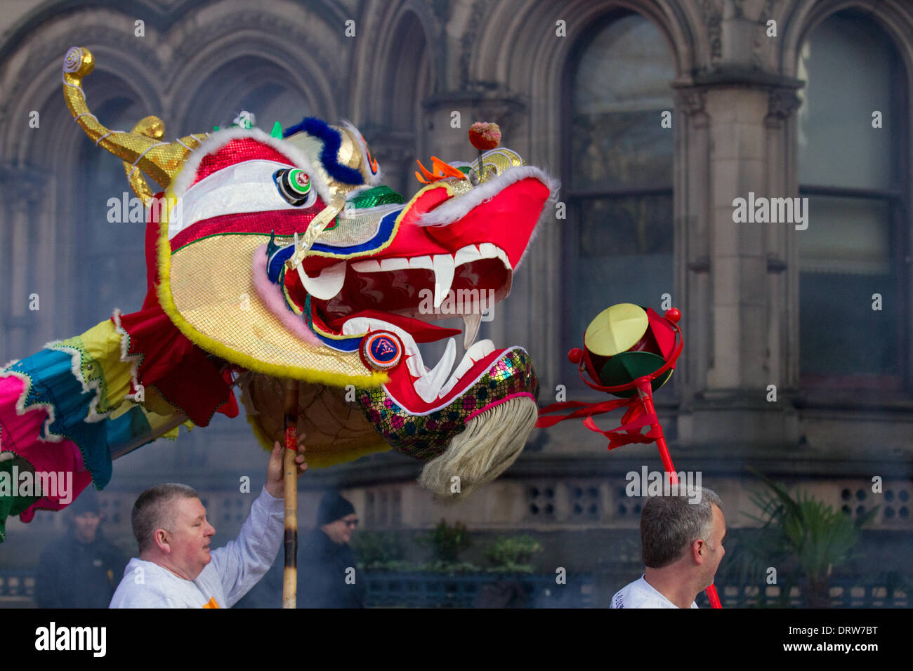 Costume cinese zodiaco animali. Tradizionale festival di danza del drago di Capodanno dorato a Chinatown Febbraio, 2104. Ballo del leone dell'High pole al Capodanno cinese ad Albert Square, Manchester, il più grande festeggiamenti del nuovo anno cinese del Nord. La Chinatown di Manchester è una delle più grandi d'Europa nascosta in una stretta griglia di strade dietro i Piccadilly Gardens. Con un drago di carta dorata di 175 piedi, una danza del leone, dimostrazioni di arti marziali, la Dragon Parade, dal Municipio a Chinatown, è uno dei momenti salienti del calendario annuale degli eventi di Manchester. Foto Stock