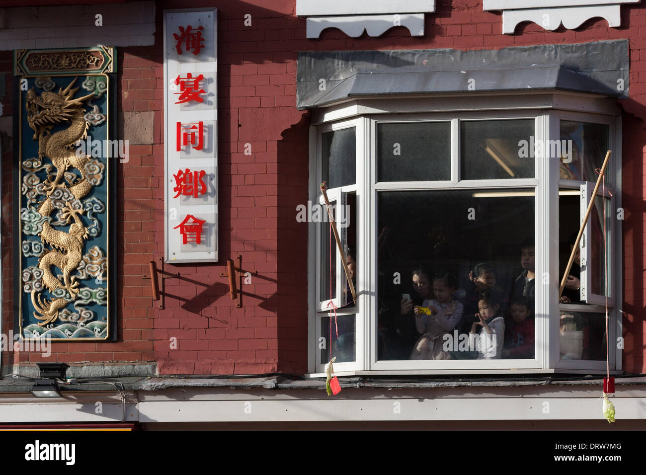 Liverpool, Regno Unito. 2° febbraio 2014. Aste con token e il cibo sono allegate dangled fuori delle finestre sopra ristoranti a Liverpool China Town di durante il Capodanno cinese Credito: Adam Vaughan/Alamy Live News Foto Stock