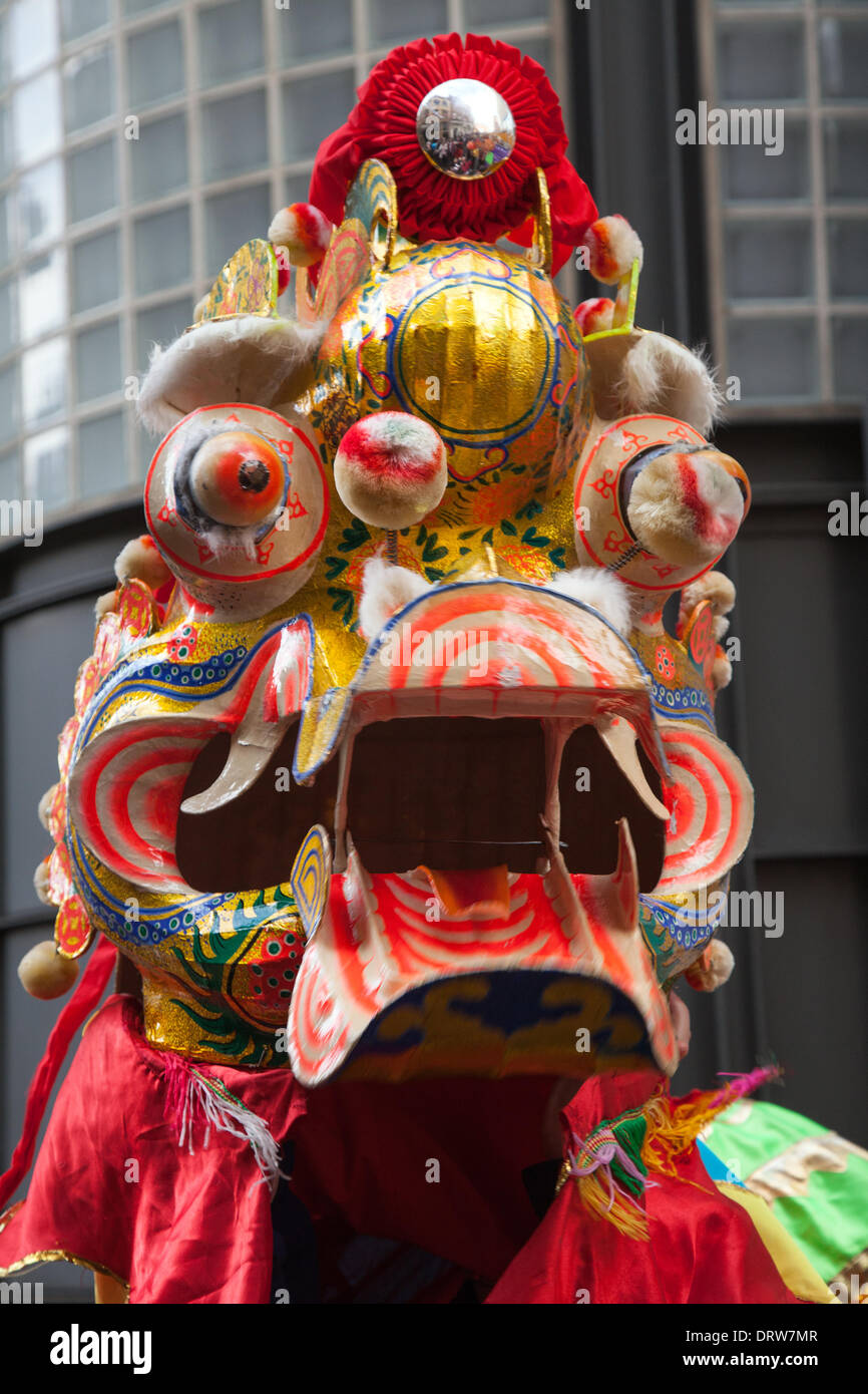 Manchester, Chinatown 2 Febbraio, 2104. Anno Nuovo Cinese Manchester North più grande del Capodanno cinese. Manchester Chinatown è uno del più grande d'Europa incastonato in una stretta griglia di strade dietro Piccadilly Gardens. Con un 175-piede drago di carta, un Leone danza, arti marziali dimostrazioni, il Drago Parade, dal Municipio di Chinatown, è uno dei punti forti di Manchester annuale del calendario degli eventi. Credito: Mar fotografico/Alamy Live News. Foto Stock