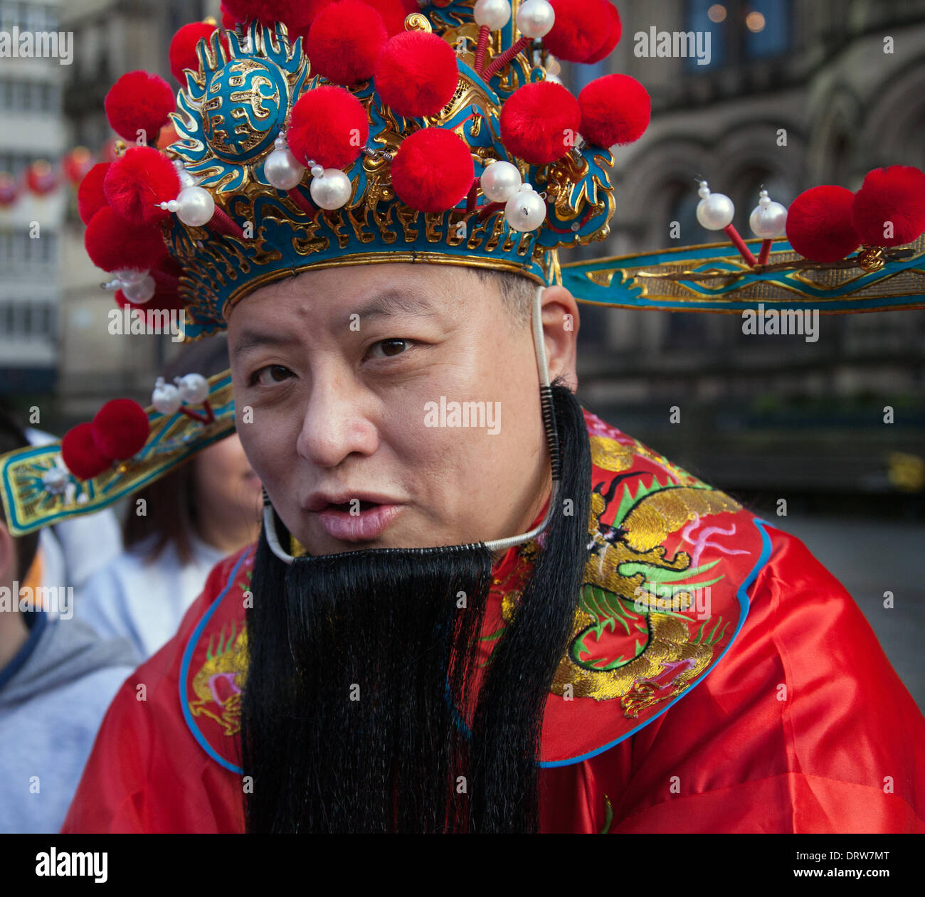 Manchester, Chinatown 2 Febbraio, 2104. Senior dando fuori "lai vedere' doni al nuovo anno cinese in Albert Square, Manchester Il nord è più grande Capodanno cinese. Manchester Chinatown è uno del più grande d'Europa con un 175-piede drago di carta, un Leone danza, arti marziali dimostrazioni, il Drago Parade, dal Municipio di Chinatown, è uno dei punti forti di Manchester annuale del calendario degli eventi. Foto Stock