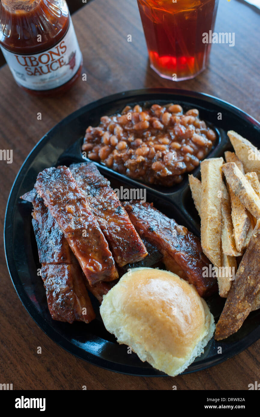 Stati Uniti Mississippi MS Miss Yazoo City Ubon's BBQ barbecue barbeque costolette di maiale cibo meridionale fagioli Foto Stock