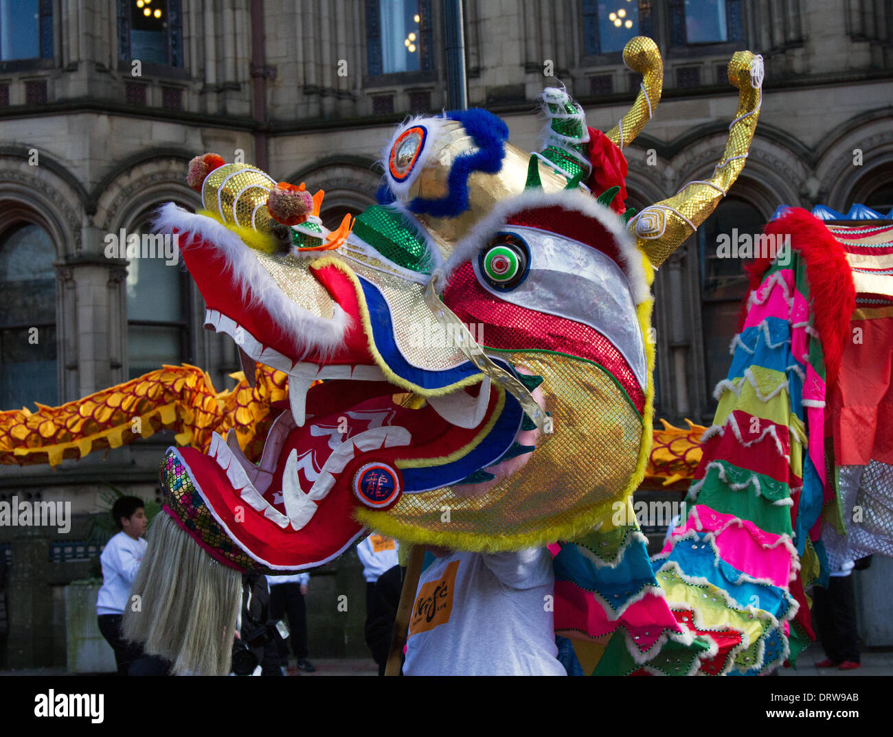 Costume cinese zodiaco animali. Tradizionale festival di danza del drago di Capodanno dorato a Chinatown Febbraio, 2104. Ballo del leone dell'High pole al Capodanno cinese ad Albert Square, Manchester, il più grande festeggiamenti del nuovo anno cinese del Nord. La Chinatown di Manchester è una delle più grandi d'Europa nascosta in una stretta griglia di strade dietro i Piccadilly Gardens. Con un drago di carta di 175 piedi, una danza del leone, dimostrazioni di arti marziali, la Dragon Parade, dal Municipio a Chinatown, è uno dei momenti salienti del calendario annuale degli eventi di Manchester. Foto Stock