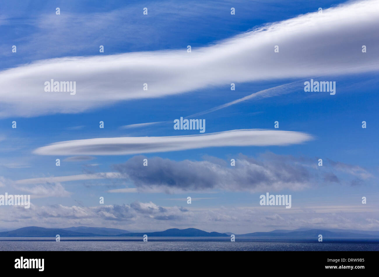 Formazioni di nubi sopra la penisola di Dingle nella Contea di Kerry, Irlanda Foto Stock