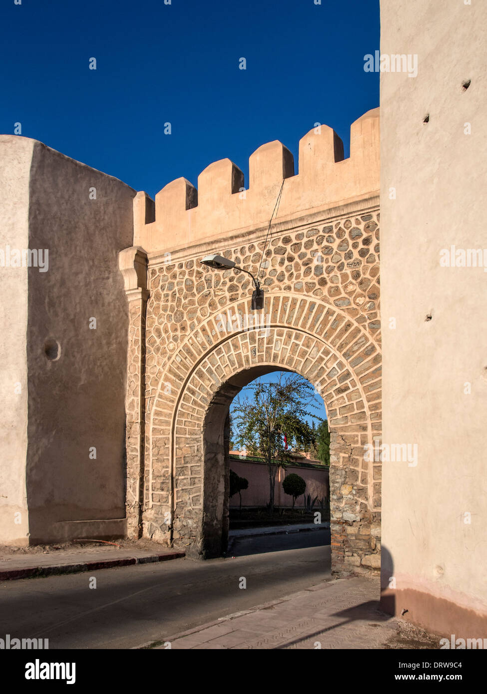 MARRAKECH, MAROCCO - 21 GENNAIO 2014: Porta in mura e bastioni della città Foto Stock
