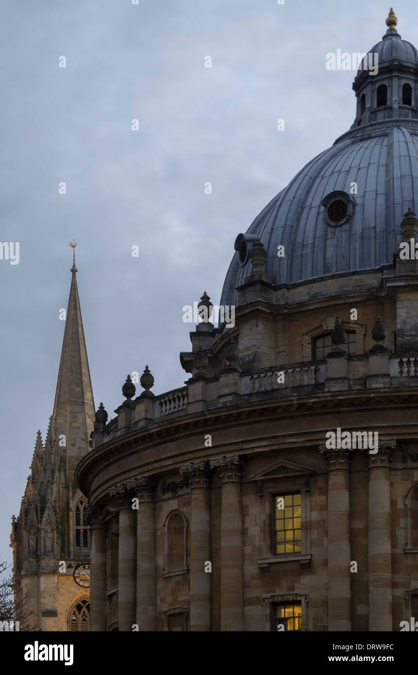 Una vista del "Radcliffe Camera' Oxford con l'università chiesa di Santa Maria vergine in background Foto Stock