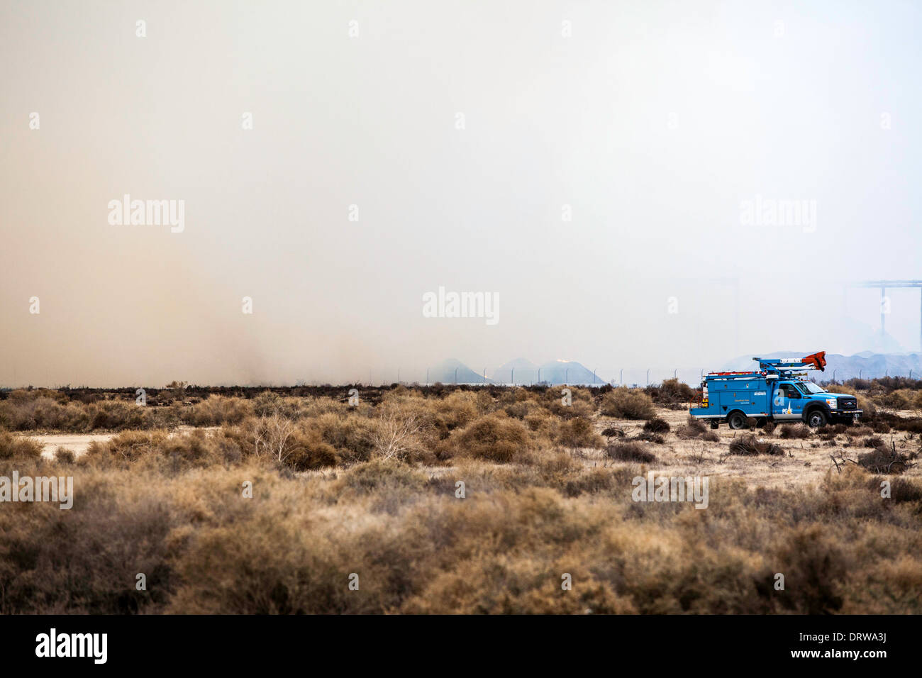 Alcune molto grandi pali di concime da latterie locali sul fuoco in California è molto secco Valle Centrale nel gennaio 2014 Foto Stock