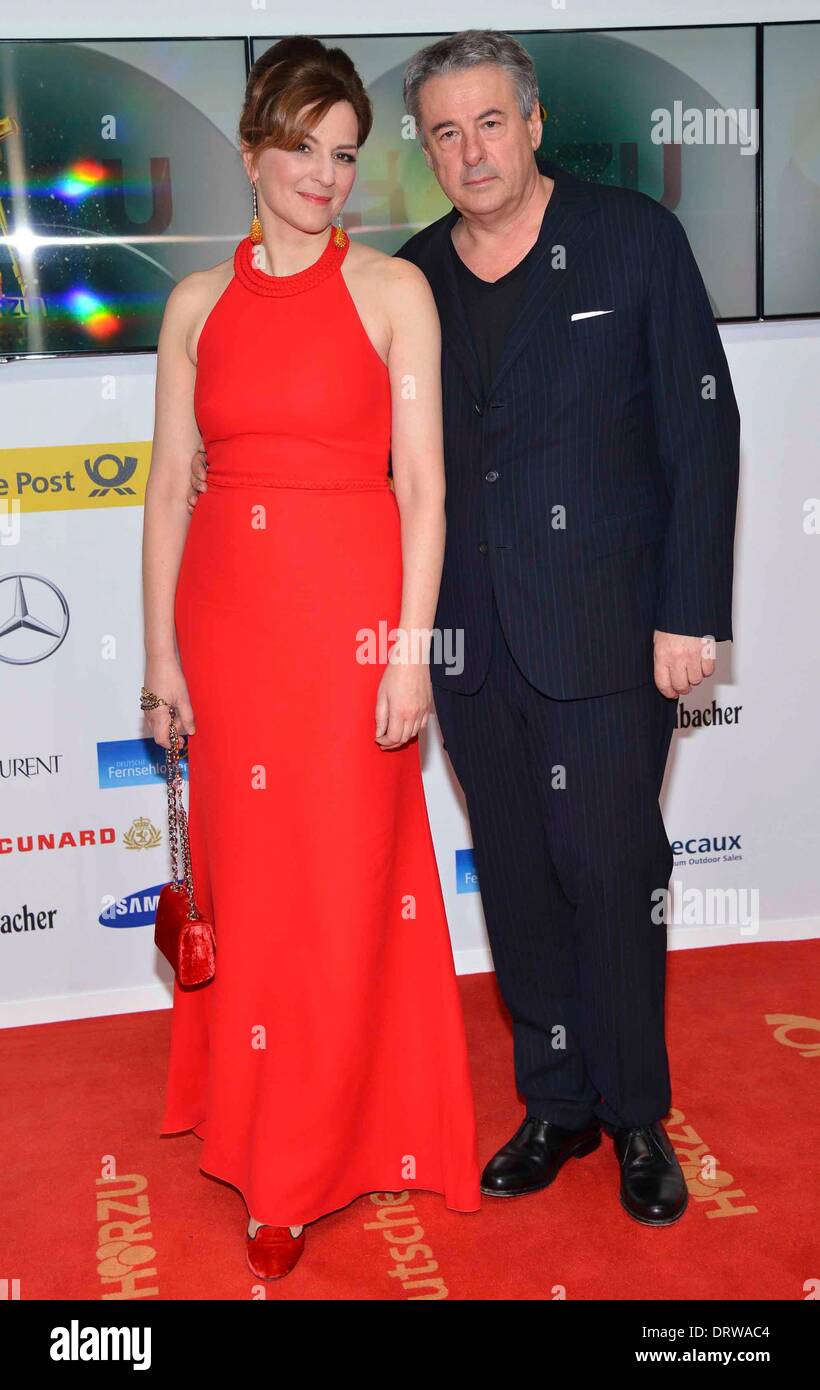 Gedeck ActressMartina ans marito Markus Imboden arriva al 49.Goldene Kamera 2014 di hangar aeroporto Tempelhof di Berlino in Germania, su 01. Febbraio 2014. Foto Stock