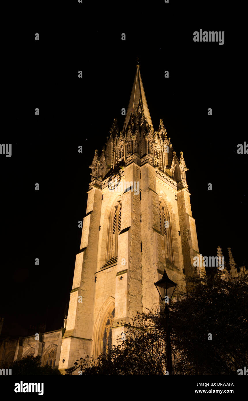 Università chiesa di Santa Maria Vergine di notte da Radcliffe Square Oxford Foto Stock