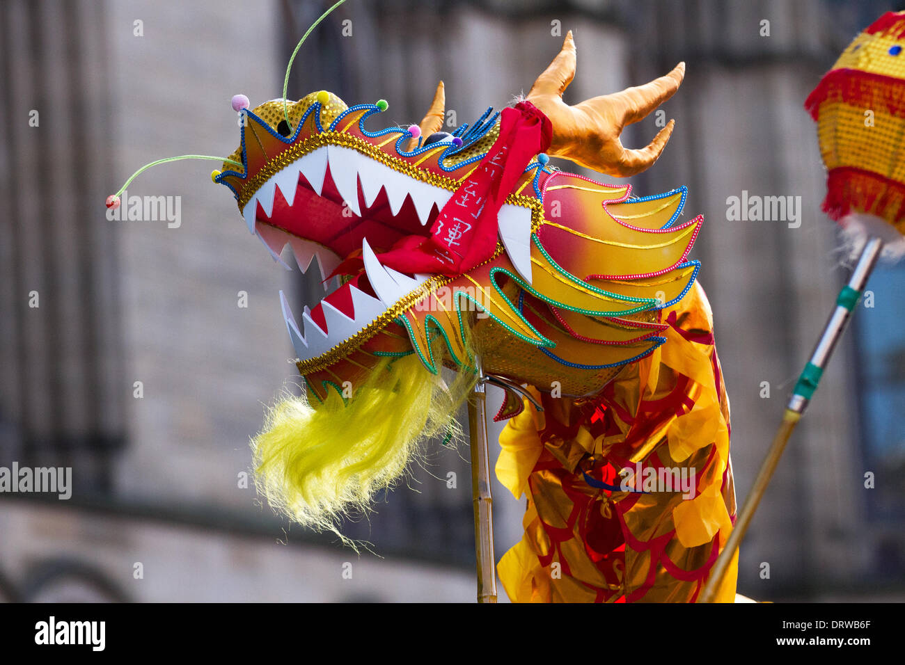 Costume cinese zodiaco animali. Tradizionale festival di danza del drago di Capodanno dorato a Chinatown Febbraio, 2104. High pole dragon dance Chinese New Year in Albert Square, Manchester, il più grande festeggiamenti del nuovo anno cinese del Nord. La Chinatown di Manchester è una delle più grandi d'Europa nascosta in una stretta griglia di strade dietro i Piccadilly Gardens. Con un drago dorato di 175 piedi di carta, una danza del leone, dimostrazioni di arti marziali, la Dragon Parade, dal Municipio a Chinatown, è uno dei momenti salienti del calendario annuale degli eventi di Manchester. Foto Stock
