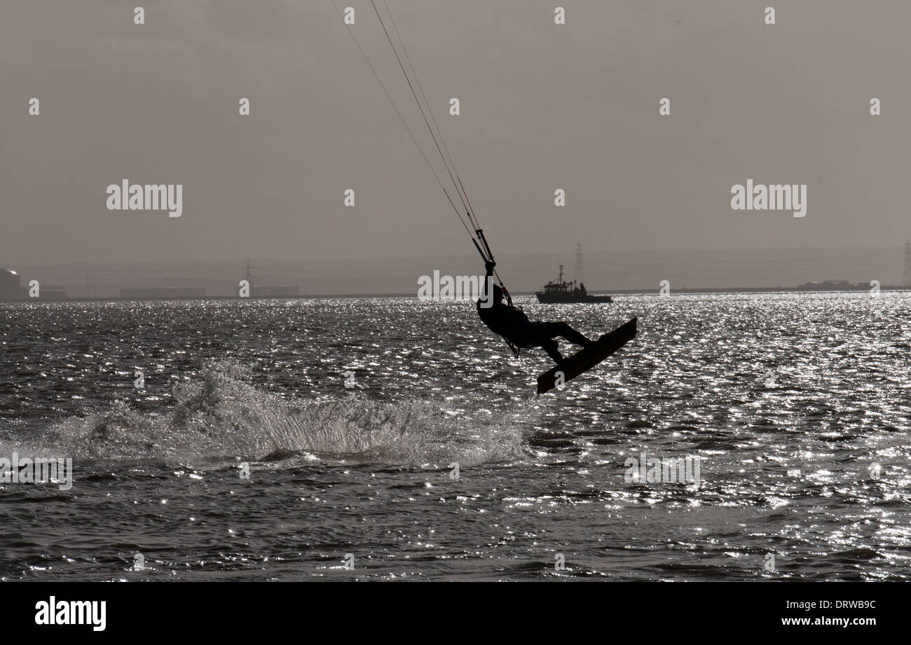 Kite surfer saltando fuori dell'acqua Foto Stock