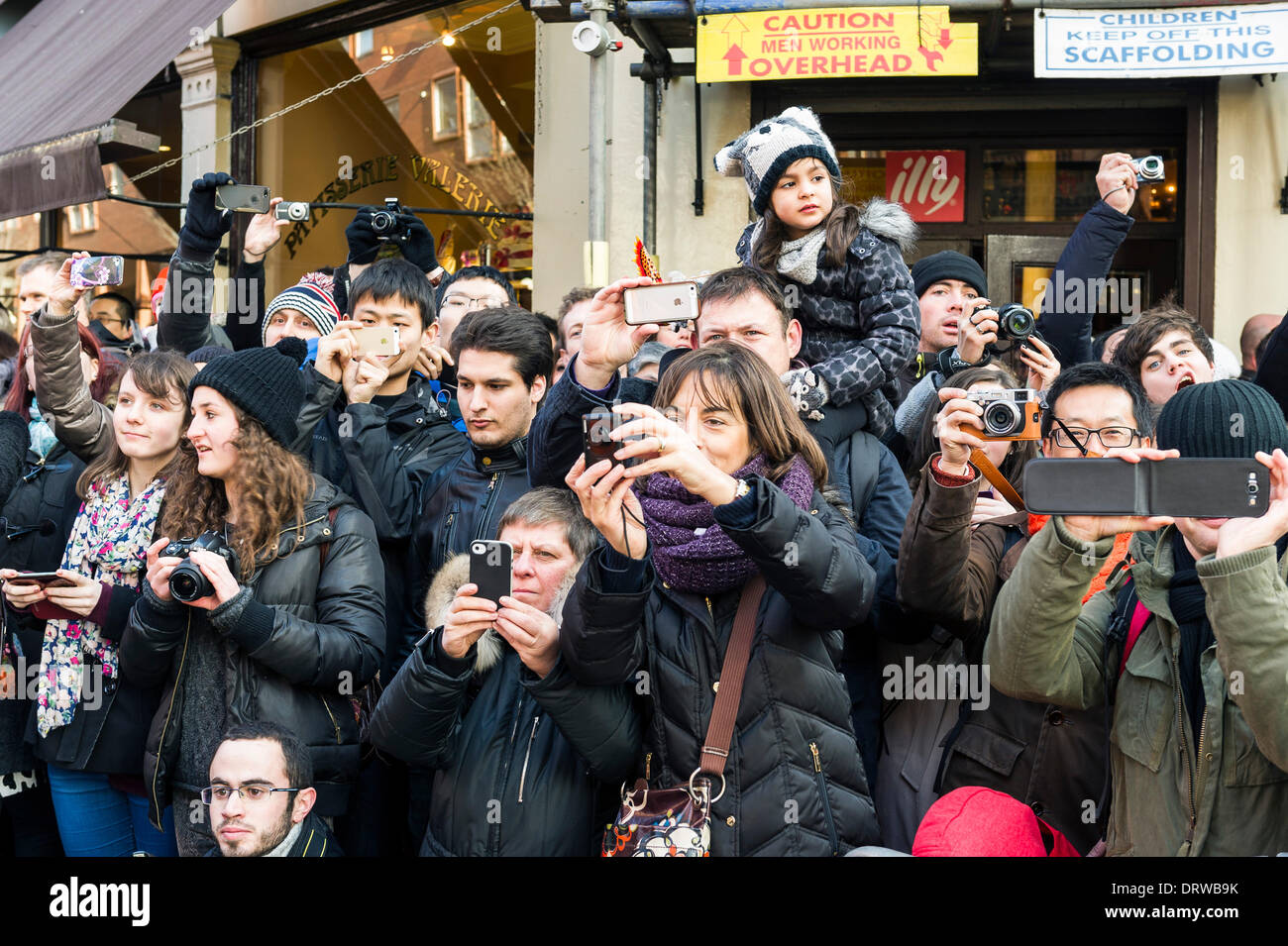 Charing Cross Rd, Londra, Regno Unito. 2° febbraio 2014. I membri del pubblico a fotografare il nuovo anno cinese parade. Credito: Gordon Scammell/Alamy Live News Foto Stock