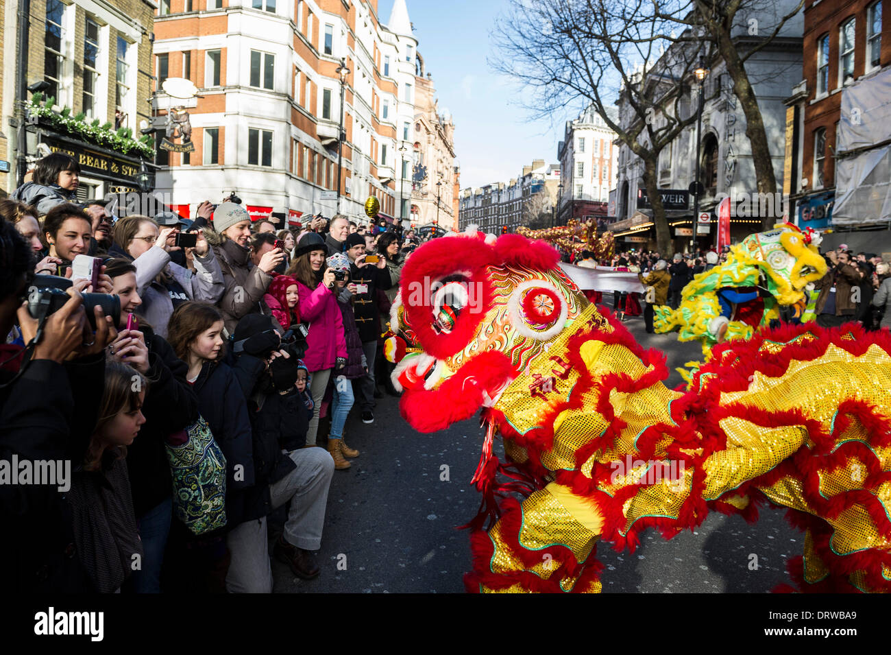 Charing Cross Rd, Londra, Regno Unito. 2° febbraio 2014. Un Cinese tradizionale lion intrattiene la folla come parte del nuovo anno cinese, l'anno del cavallo. Credito: Gordon Scammell/Alamy Live News Foto Stock