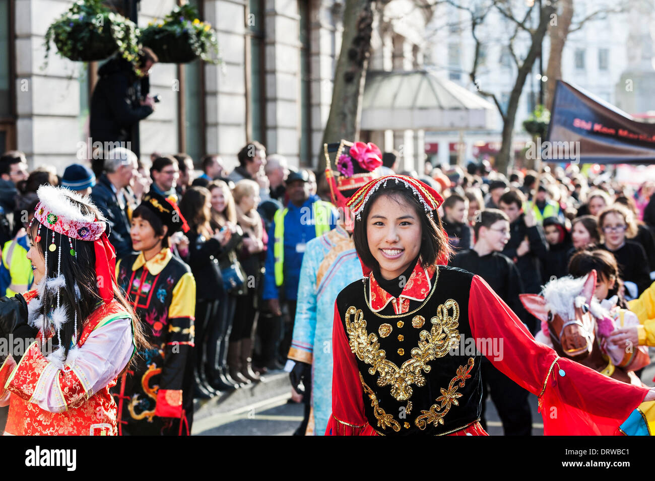 Charing Cross Rd, Londra, Regno Unito. 2° febbraio 2014. Un attraente ragazza cinese indossando vestiti tradizionali durante le celebrazioni per il nuovo anno cinese, l'anno del cavallo. Credito: Gordon Scammell/Alamy Live News Foto Stock