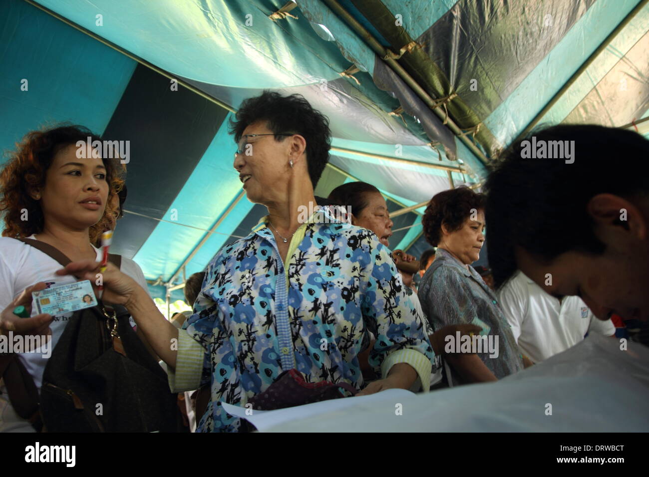 Bangkok, Tailandia. 2 febbraio 2014. Linea di persone fino a registrare i loro dettagli dopo la Din Daeng stazione di polling in Bangkok era in fase di arresto. Gli elettori sono andati alle urne in 89 per cento di Thailandia 375 circoscrizioni elettorali a livello nazionale in una campagna elettorale segnata da un boicottaggio di opposizione e di sforzi da parte di manifestanti di bloccare il processo. Lo snap elezioni del 02 febbraio ha anche di fronte rigida opposizione da. Credito: John Vincent/Alamy Live News Foto Stock