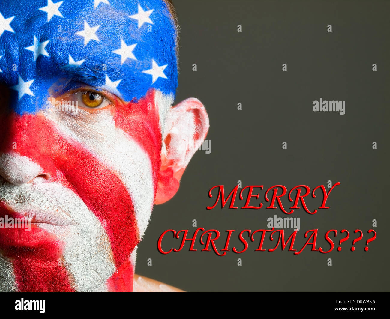 L'uomo con il suo volto dipinto con la bandiera di Stati Uniti e Buon Natale il testo Foto Stock