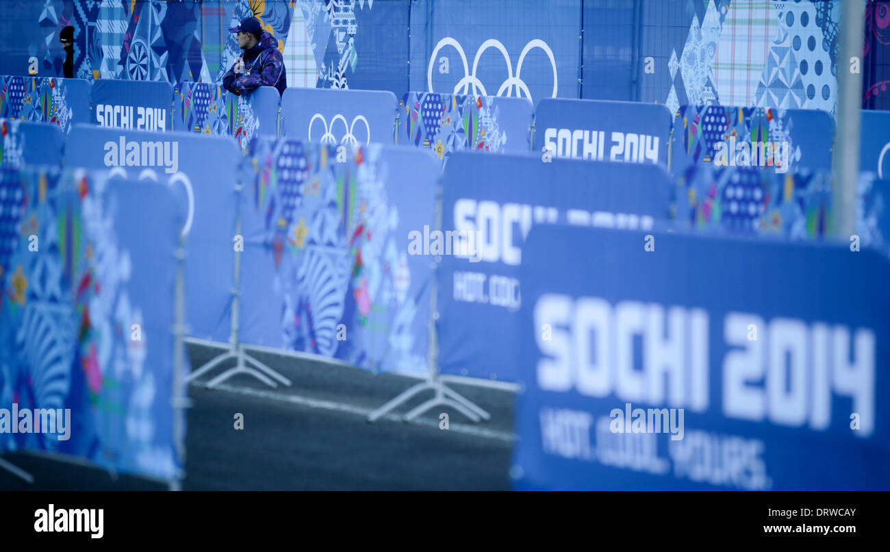 Krasnaya Polyana, Russia. 02Feb, 2014. Un membro del personale di sicurezza protegge il villaggio Gorki nella Krasnaya Polyana, Russia, 02 febbraio 2014. I Giochi Olimpici Invernali 2014 in Sochi esegui dal 07 al 23 febbraio 2014. Foto: Kay Nietfeld/dpa/Alamy Live News Foto Stock