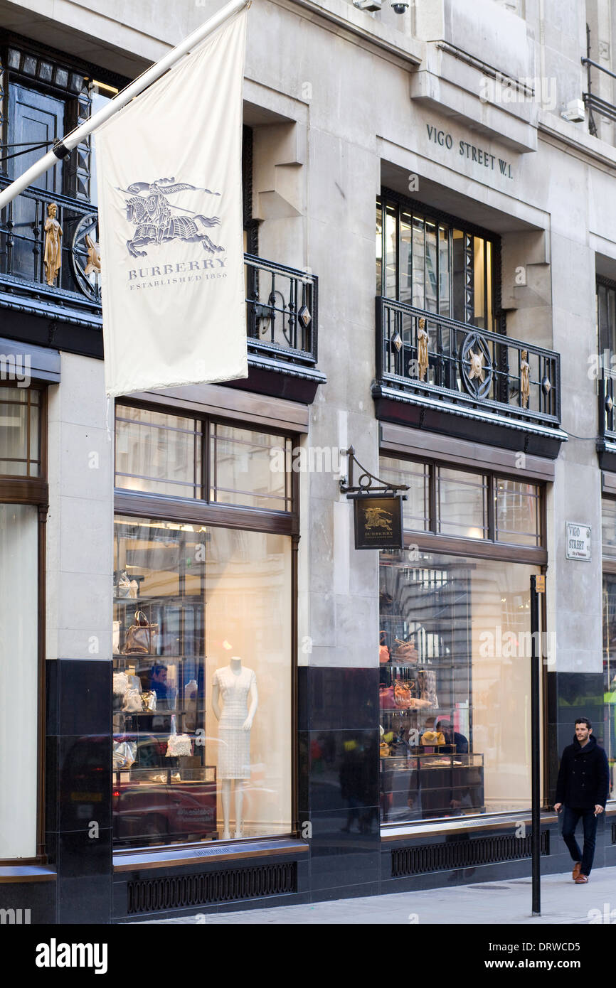 Uomo a camminare sul marciapiede passando Burberry su Vigo Street London Foto Stock