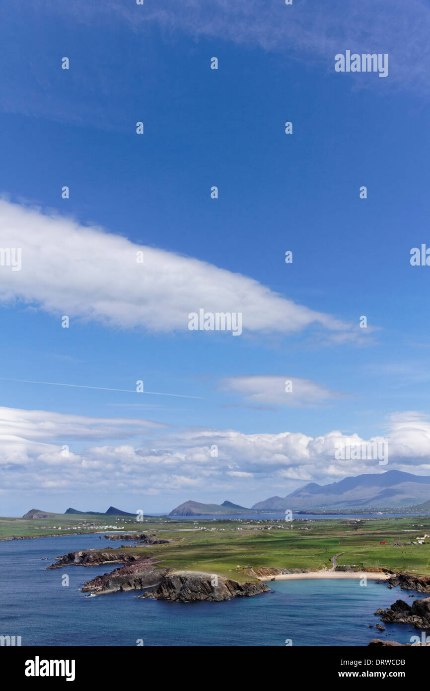 Spiaggia di Clogher e le tre sorelle sulla penisola di Dingle nella Contea di Kerry, Irlanda Foto Stock