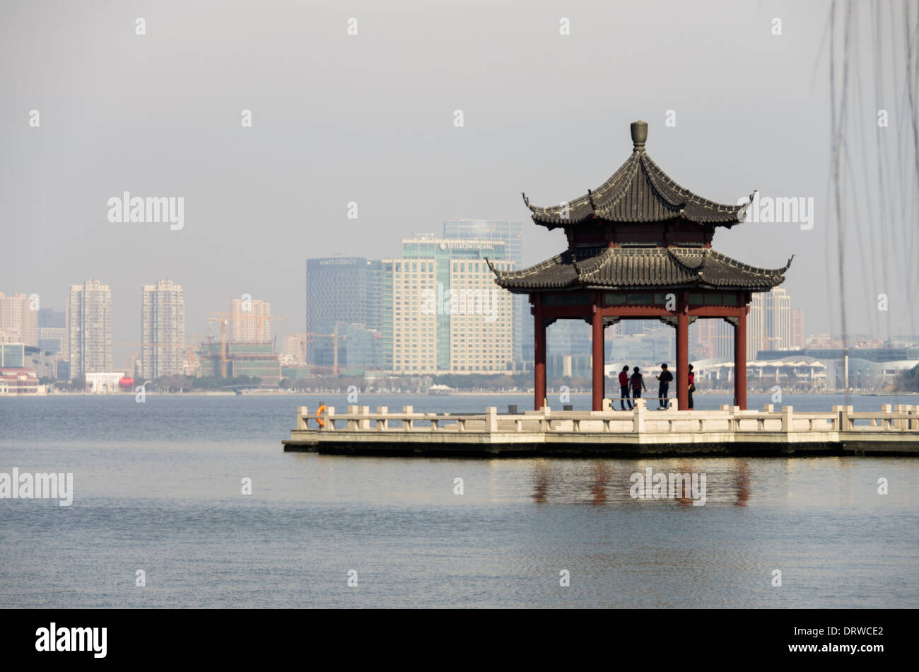 Suzhou skyline della città con il lago Taihu e pagoda in primo piano Foto Stock
