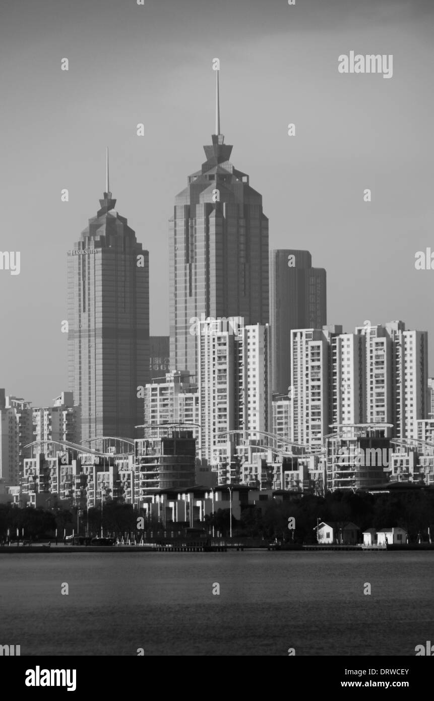Suzhou skyline della città con il lago Taihu in primo piano Foto Stock