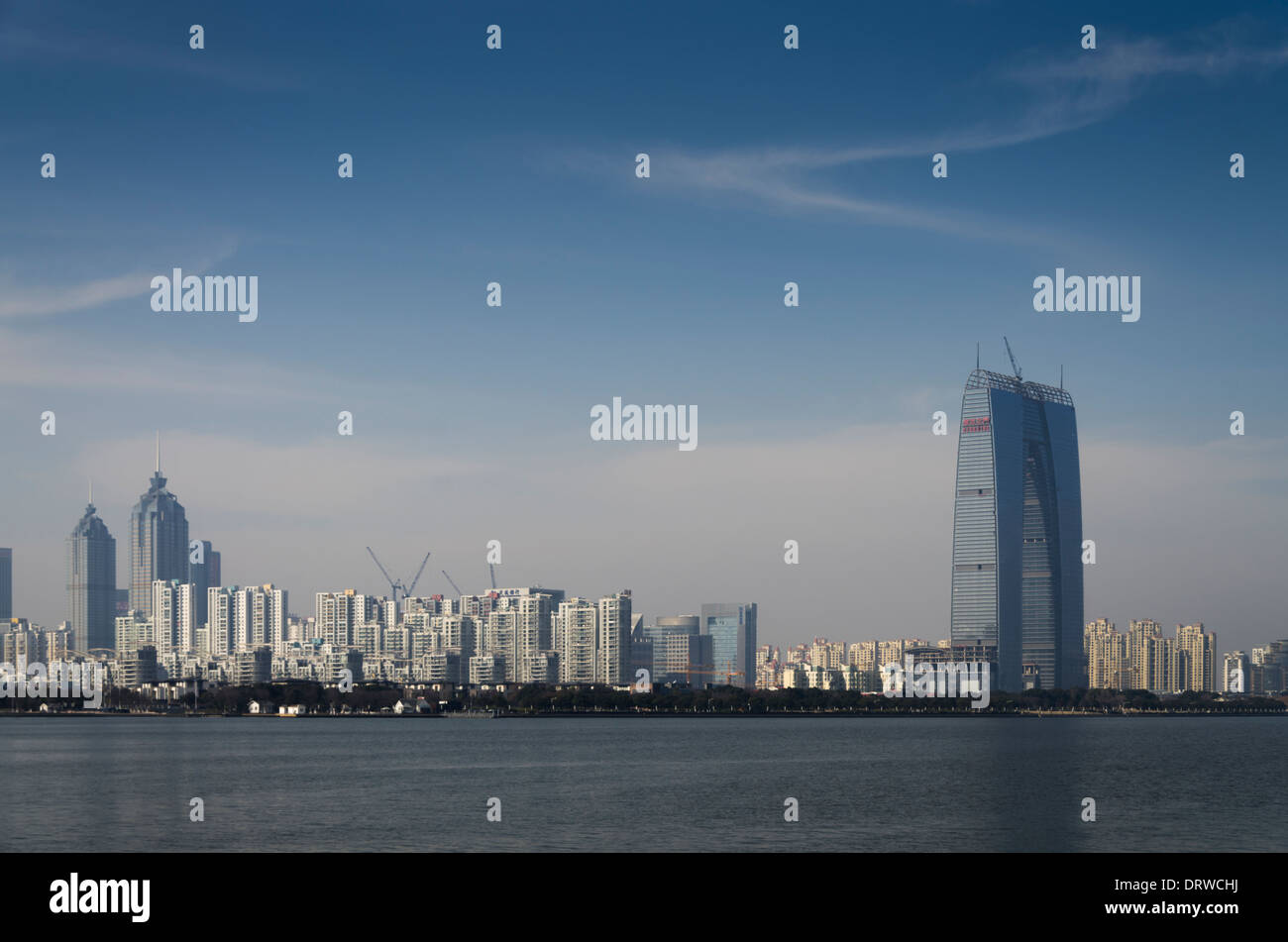 Suzhou skyline della città con il lago Taihu in primo piano Foto Stock