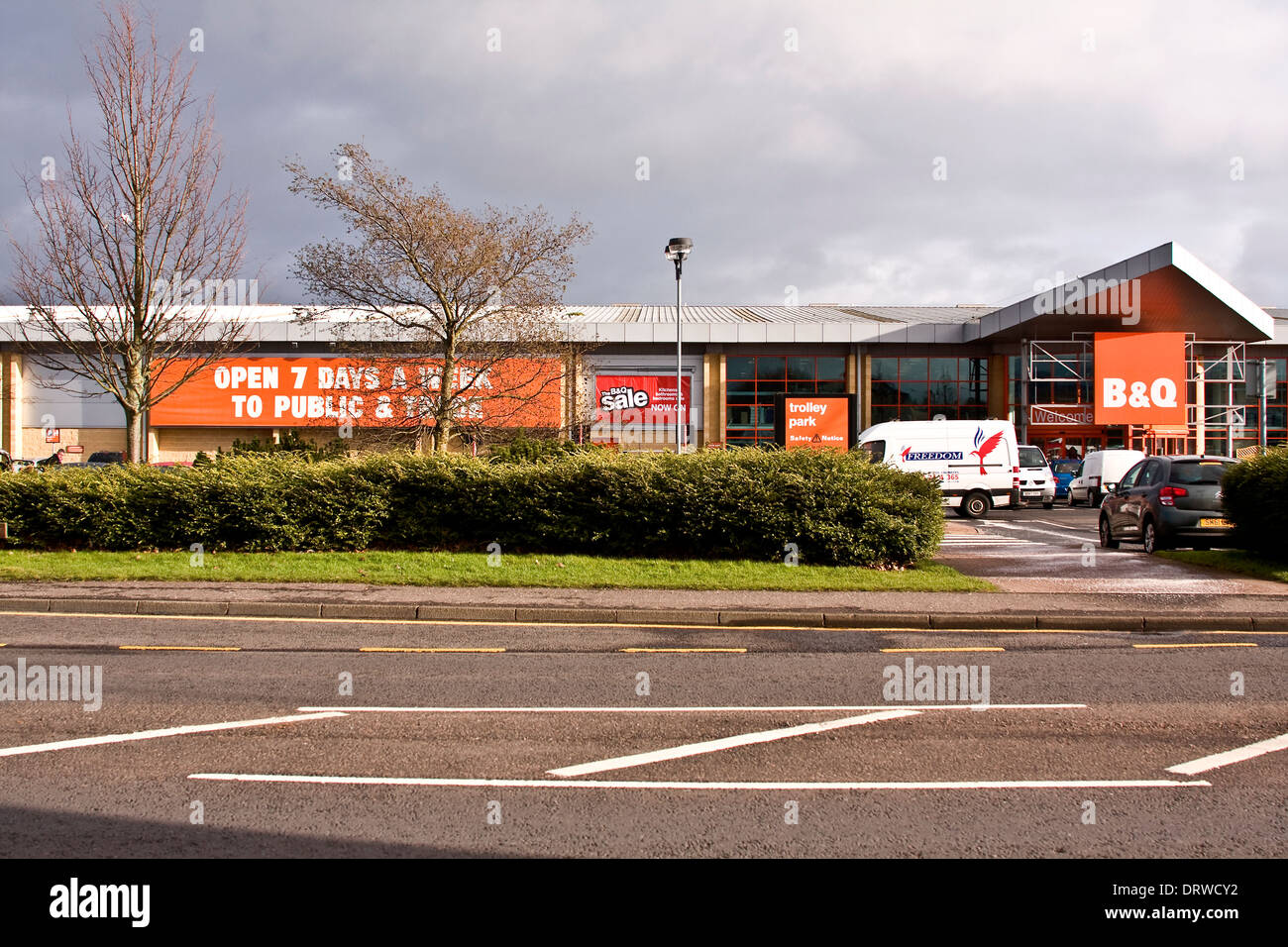 Gli acquirenti e i commercianti approfittando dei saldi invernali al B&Q Hardware DIY magazzino a Kingsway West a Dundee, Regno Unito Foto Stock