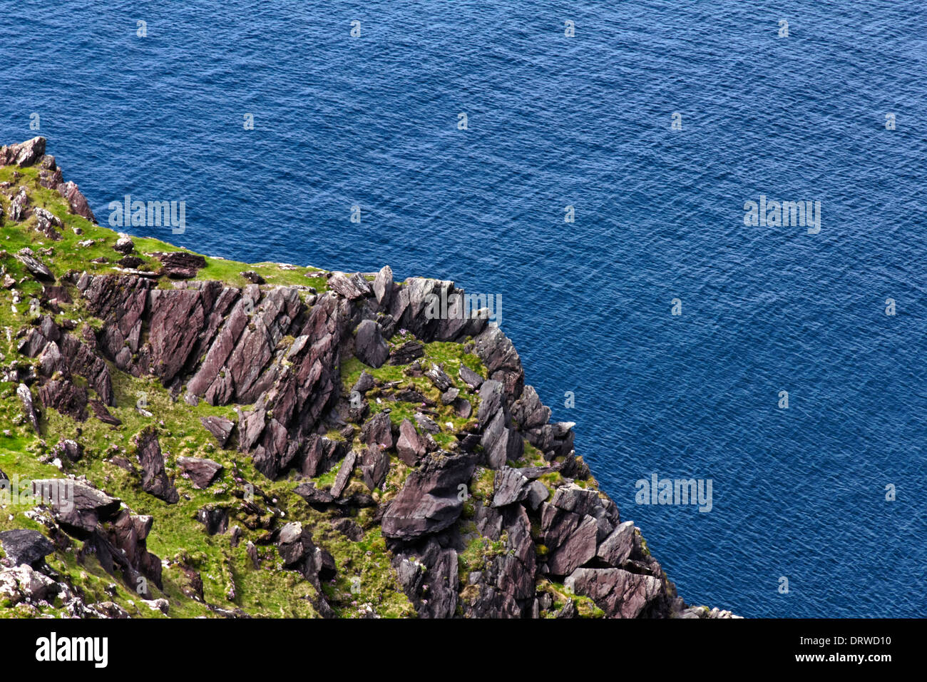 Roccia sopra il mare sulla penisola di Dingle nella Contea di Kerry, Irlanda Foto Stock