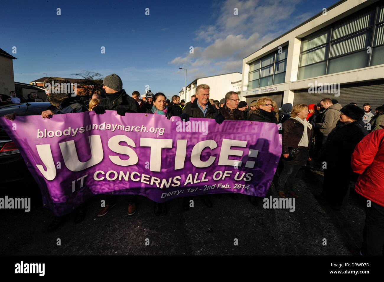 Derry, Londonderry, Irlanda del Nord, Regno Unito, 2 Feb 2014 - domenica sanguinante marzo per la giustizia. Migliaia di persone, comprese le famiglie e i parenti e i sostenitori di raccogliere in Derry per ripercorrere il percorso dei diritti civili marzo il 30 gennaio 1972 quando 13 civili sono stati sparato e ucciso da British paracadutisti, in quello che è diventato noto come Bloody Sunday. Credito: George Sweeney/Alamy Live News Foto Stock