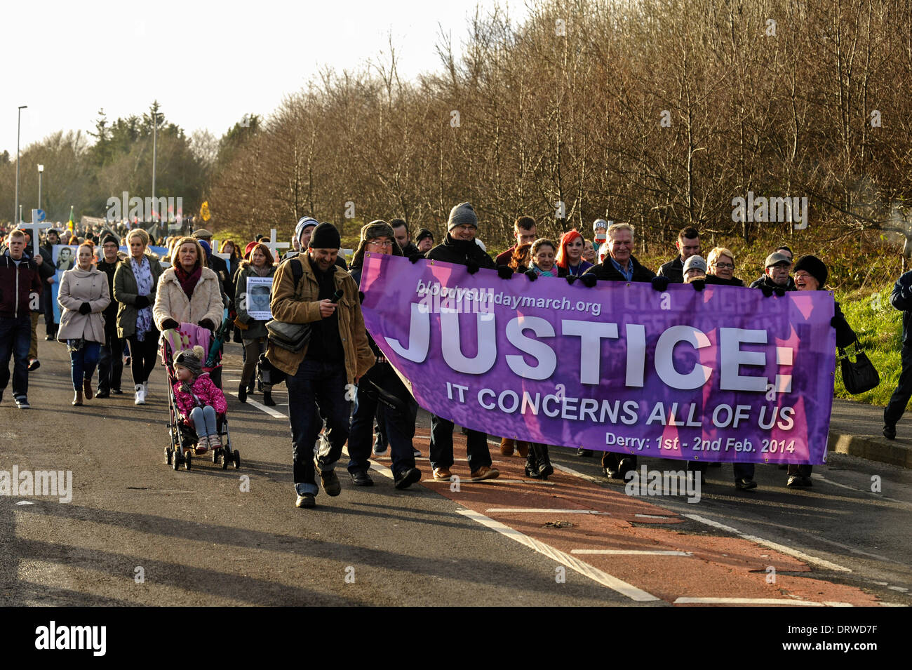 Derry, Londonderry, Irlanda del Nord, Regno Unito, 2 Feb 2014 - domenica sanguinante marzo per la giustizia. Migliaia di persone, comprese le famiglie e i parenti e i sostenitori di raccogliere in Derry per ripercorrere il percorso dei diritti civili marzo il 30 gennaio 1972 quando 13 civili sono stati sparato e ucciso da British paracadutisti, in quello che è diventato noto come Bloody Sunday. Credito: George Sweeney/Alamy Live News Foto Stock