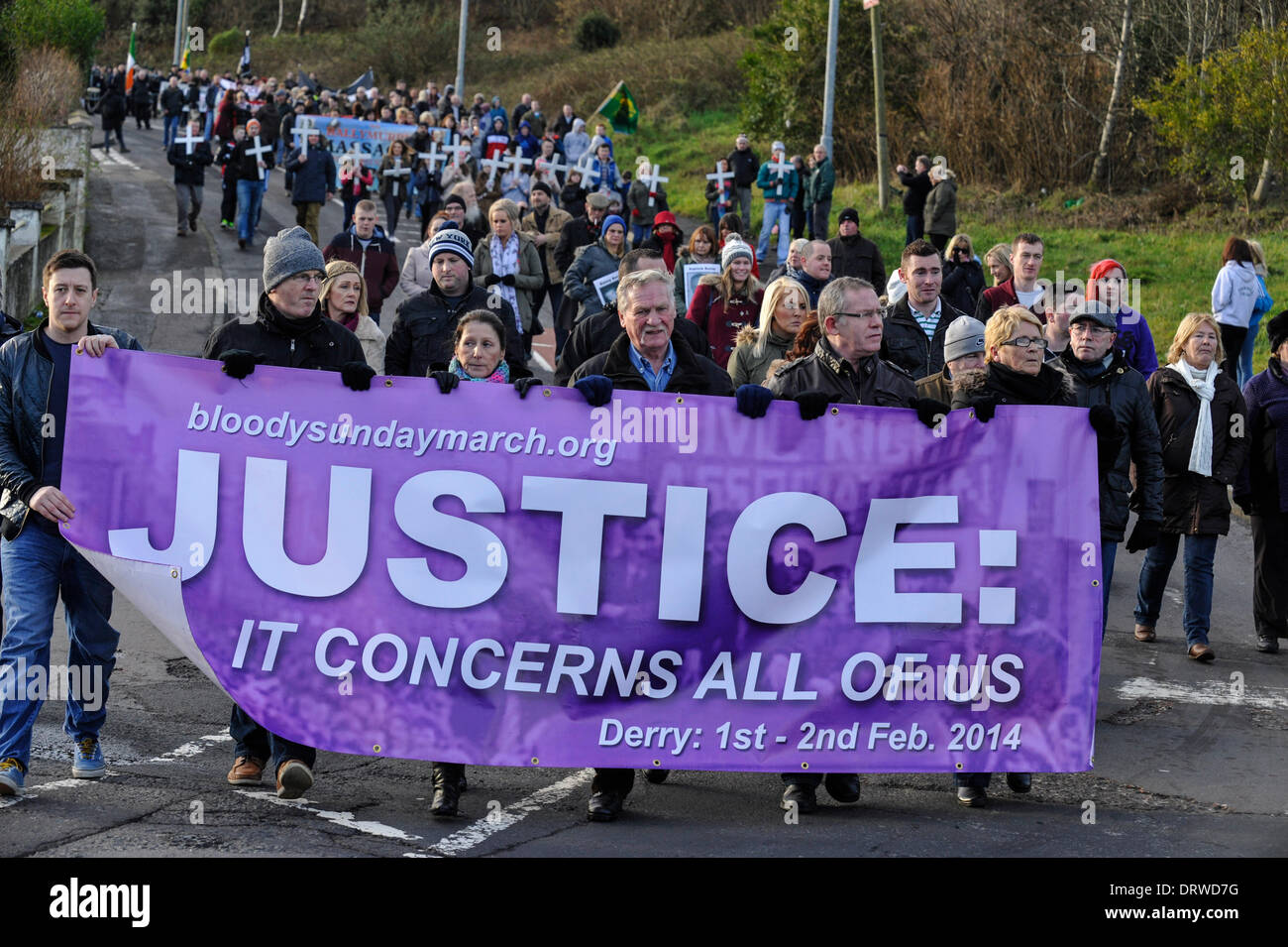 Derry, Londonderry, Irlanda del Nord, Regno Unito, 2 Feb 2014 - domenica sanguinante marzo per la giustizia. Migliaia di persone, comprese le famiglie e i parenti e i sostenitori di raccogliere in Derry per ripercorrere il percorso dei diritti civili marzo il 30 gennaio 1972 quando 13 civili sono stati sparato e ucciso da British paracadutisti, in quello che è diventato noto come Bloody Sunday. Credito: George Sweeney/Alamy Live News Foto Stock