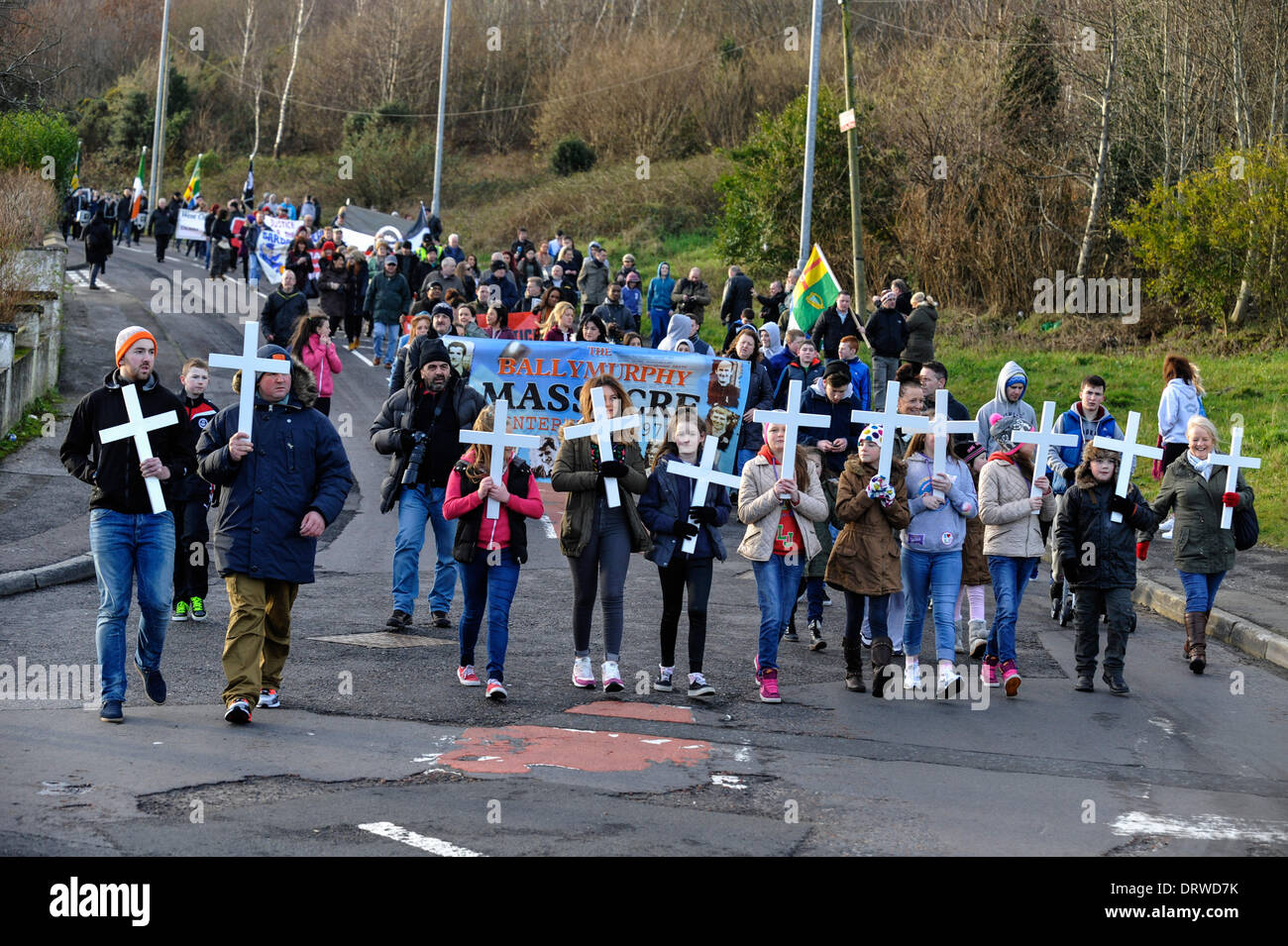 Derry, Londonderry, Irlanda del Nord, Regno Unito, 2 Feb 2014 - domenica sanguinante marzo per la giustizia. Migliaia di persone, comprese le famiglie e i parenti e i sostenitori di raccogliere in Derry per ripercorrere il percorso dei diritti civili marzo il 30 gennaio 1972 quando 13 civili sono stati sparato e ucciso da British paracadutisti, in quello che è diventato noto come Bloody Sunday. Credito: George Sweeney/Alamy Live News Foto Stock
