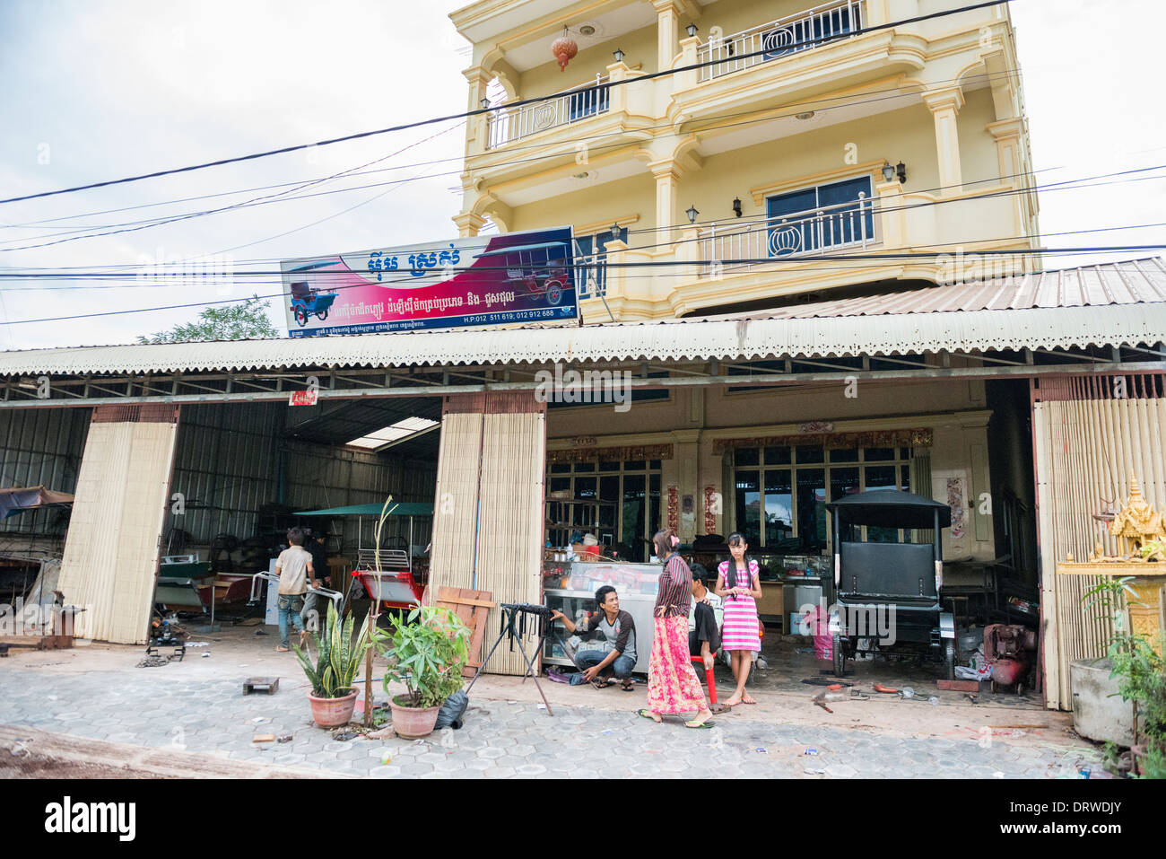 Fabbrica Tuktuck mostrando come renderlo, Siem Reap, Cambogia Foto Stock