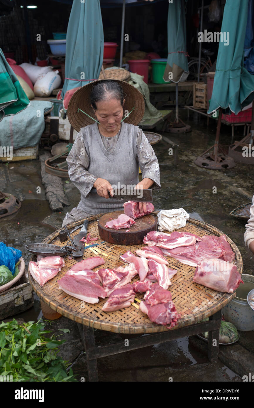 Pressione di stallo di carne al mercato Hue Vietnam Foto Stock