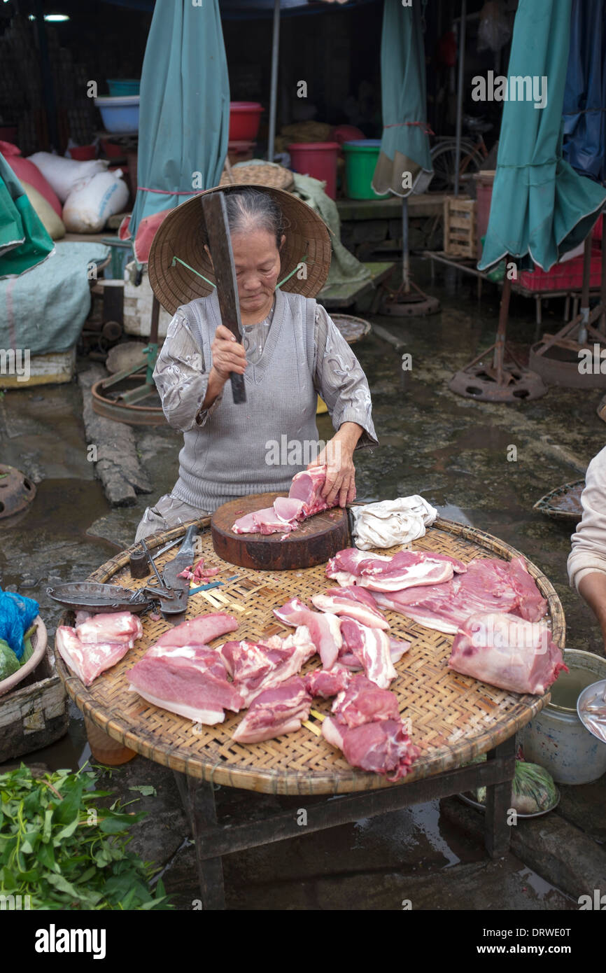 Pressione di stallo di carne al mercato Hue Vietnam Foto Stock