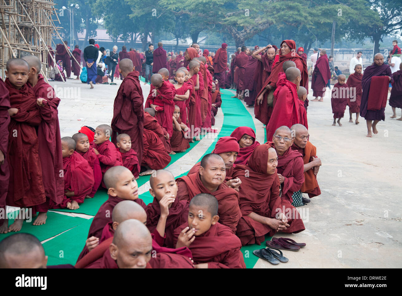 I monaci in processione, in attesa in una lunga fila per raccogliere elemosine durante il Festival di Ananda Bagan Myanmar Foto Stock