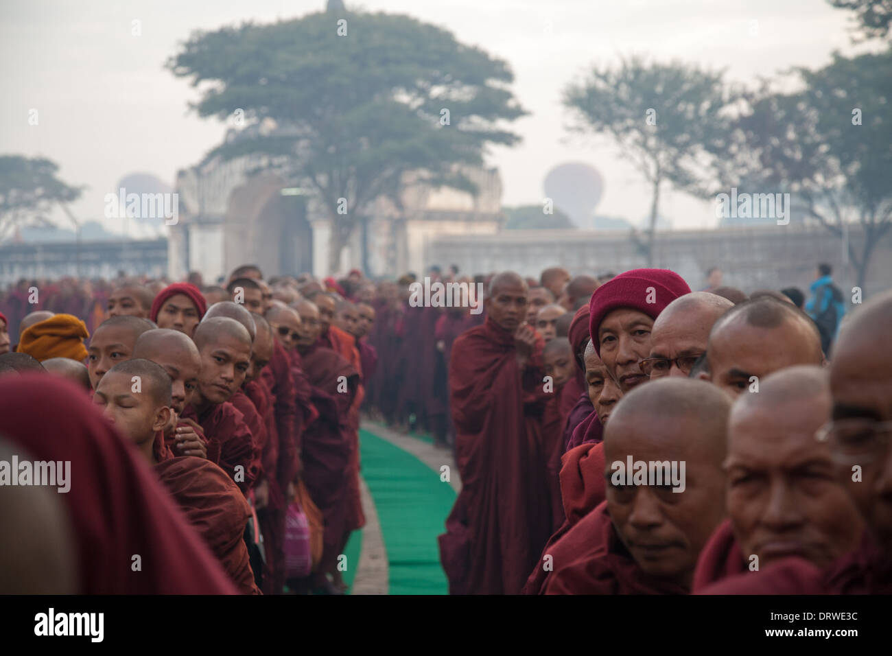 I monaci in processione, in attesa in una lunga fila per raccogliere elemosine durante il Festival di Ananda Bagan Myanmar Foto Stock