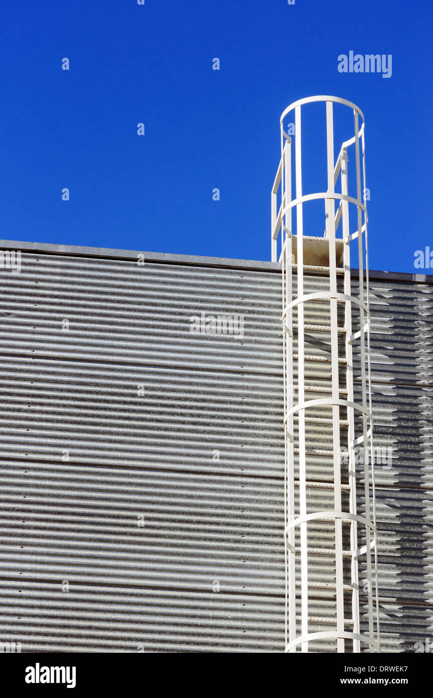 La scaletta di sicurezza sulla facciata industriale Foto Stock