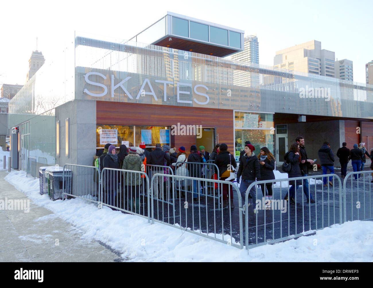 Lineup di affittare i pattini nel centro cittadino di Toronto, Canada Foto Stock