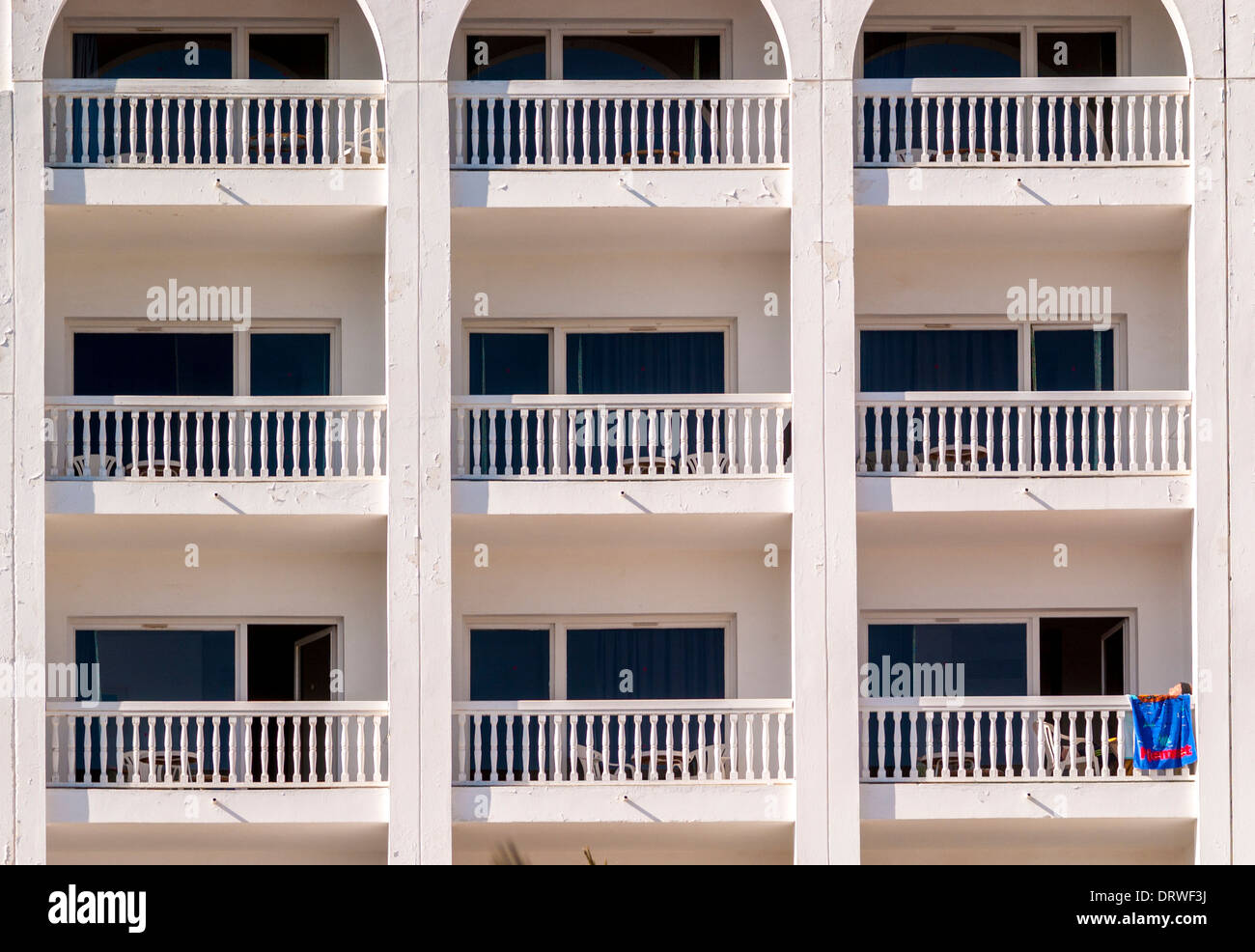 Bianco hotel e appartamenti a destinazione di vacanza in Tunisia. Foto Stock