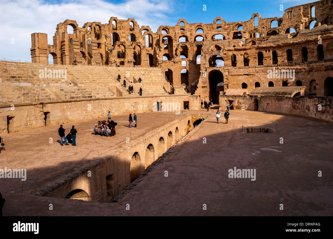 Tourist nell'arena centrale di El Djem Amphitheatre, Tunisia. Foto Stock