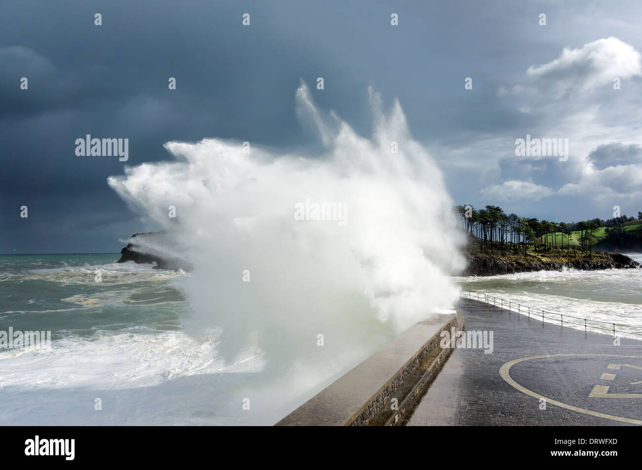 Le tempeste sul mare con grandi onde che si infrangono sulla scogliera Foto Stock