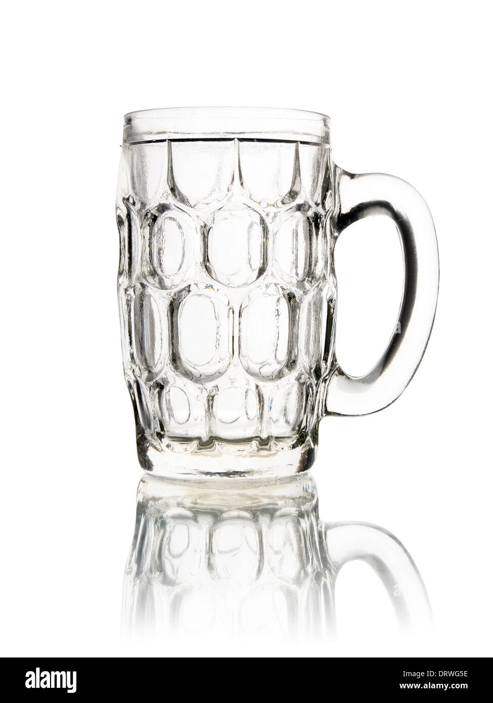 Svuotare tazza di vetro di birra isolato su sfondo bianco Foto Stock