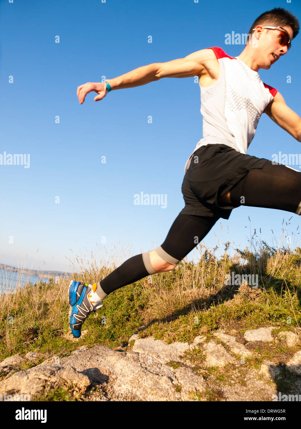 Man praticando trail running in natura in una giornata di sole Foto Stock